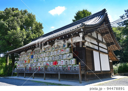 酒樽が積まれた京都市松尾大社の神輿庫 酒樽が積まれた京都市松尾大社の神輿庫 94478891