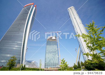 イタリア ミラノ シティー・リフェパークから高層ビルを見上げる 94479639