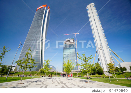 イタリア ミラノ シティー・リフェパークから高層ビルを見上げる 94479640