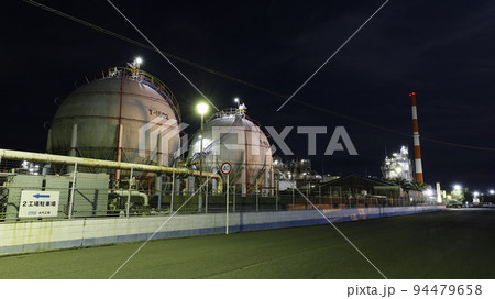 ダイセル大竹工場の球状タンクの工場夜景 ダイセル大竹工場の球状タンクの工場夜景 94479658