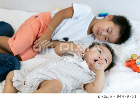 家族で遊ぶ　触合う親子 94479751