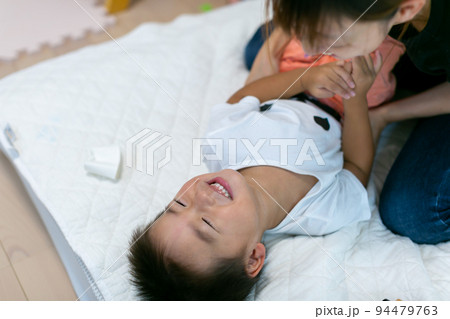 家族で遊ぶ　触合う親子 94479763