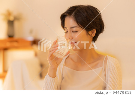 夜のリビング 女性 水 夜のリビング 女性 水 94479815