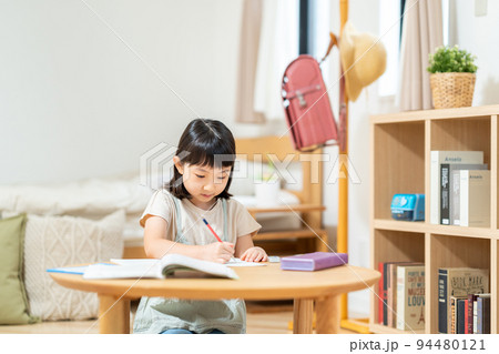 子供部屋で勉強をする小学生の女の子 94480121