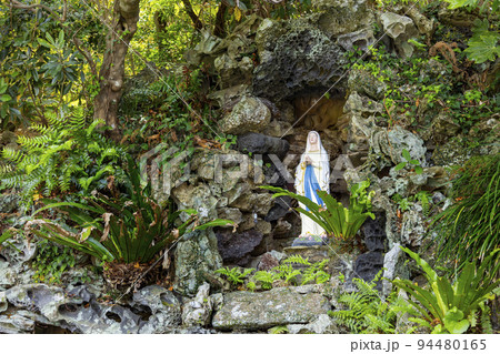 井持浦教会　日本初のルルドに祀られたマリア像 94480165