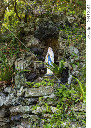 井持浦教会　日本初のルルドに祀られたマリア像 94480166