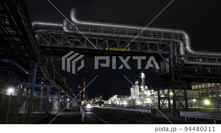 道路を渡るパイプラインの橋とダイセル大竹工場の夜景 道路を渡るパイプラインの橋とダイセル大竹工場の夜景 94480211