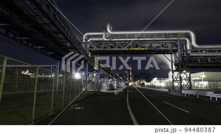 道路を渡るパイプラインの橋とダイセル大竹工場の夜景 94480387
