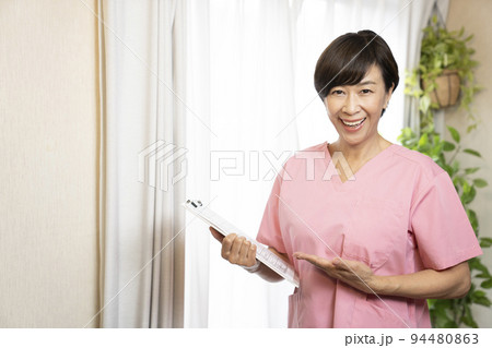 クリップボードを持って微笑む整体師 94480863