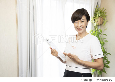 クリップボードを持って微笑むエステティシャン 94480935