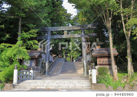 諏訪大社下社秋宮の鳥居 94480960