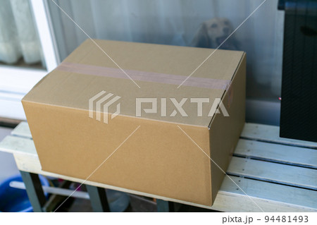 置き配　段ボール 94481493