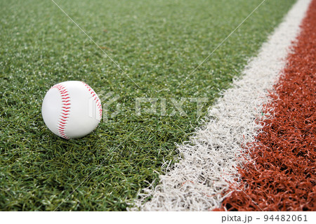 芝の上に転がるボール 芝の上に転がるボール 94482061
