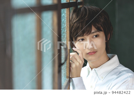 女装している男性　LGBTQイメージ 94482422