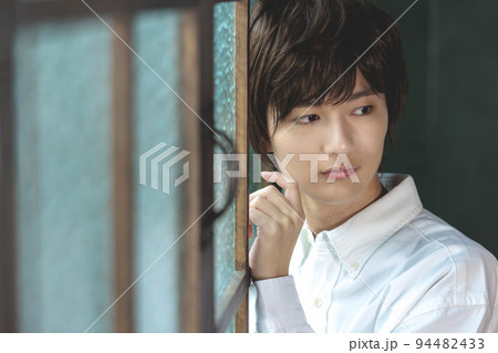 女装している男性　LGBTQイメージ 94482433