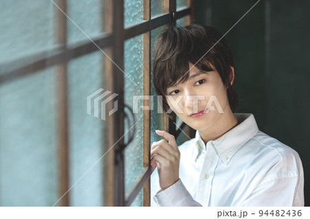 女装している男性　LGBTQイメージ 94482436