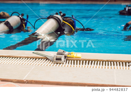 Diving instructor and students. Instructor teaches students to dive Diving instructor and students. Instructor teaches students to dive 94482837