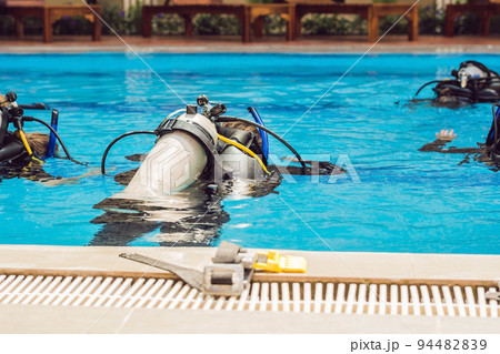 Diving instructor and students. Instructor teaches students to dive 94482839