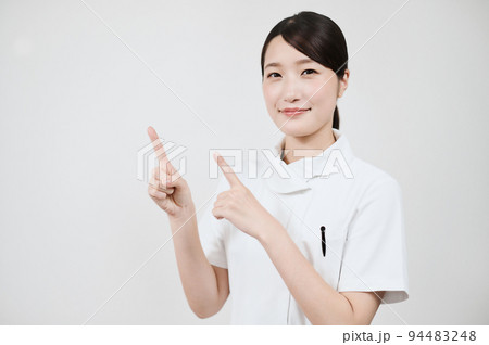白衣の若い女性 白衣の若い女性 94483248