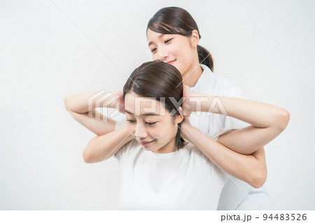 エステサロンでマッサージを受ける若い女性 エステサロンでマッサージを受ける若い女性 94483526