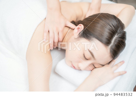 エステサロンでマッサージを受ける若い女性 94483532