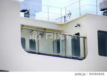 太平洋の大海原を高速で航行…船上の露天風呂 94484846