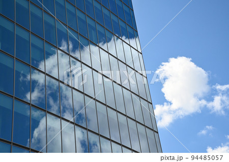 東京都六本木のビルと雲の風景 94485057