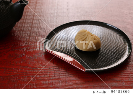 漆塗り板に置かれた皿にのせた中津川市の栗きんとん 漆塗り板に置かれた皿にのせた中津川市の栗きんとん 94485366