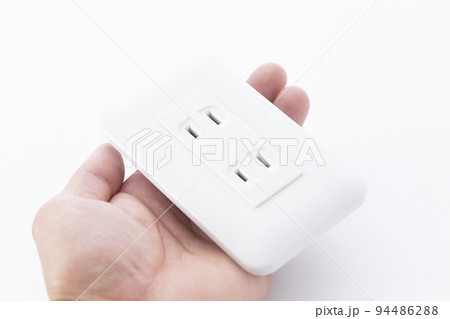 コンセントを持つ手元 94486288