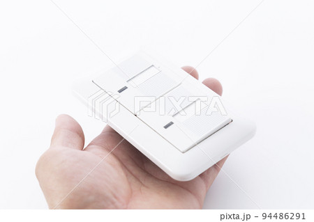 スイッチボックスを持つ手元 スイッチボックスを持つ手元 94486291