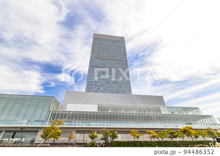 水上バスから見た信濃川右岸の風景　朱鷺メッセ新潟コンベンションセンター (国際会議場) 94486352