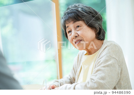 シニア女性 相談 保険 終活 リフォーム 94486390