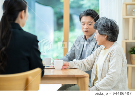 シニア夫婦 保険 介護 相続 資産運用 94486407