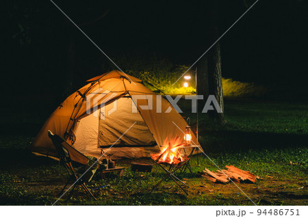 夕暮れのキャンプ場 94486751