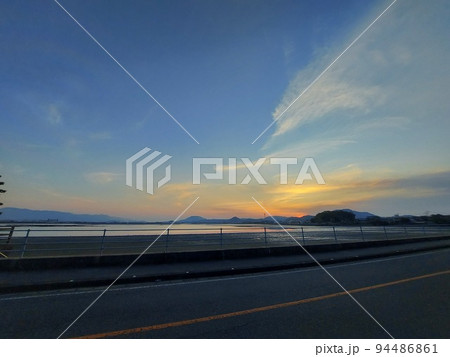 夕焼け空と海 94486861