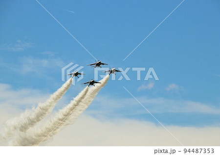 航空自衛隊のブルーインパルスの曲芸飛行 航空自衛隊のブルーインパルスの曲芸飛行 94487353