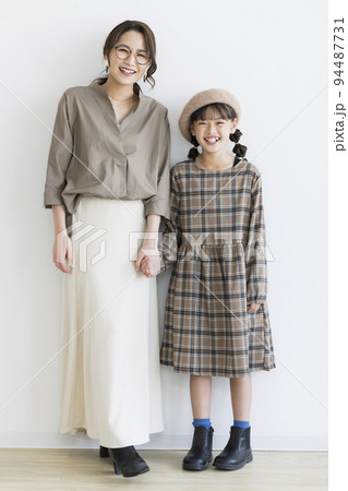 親子 女の子 母親  94487731