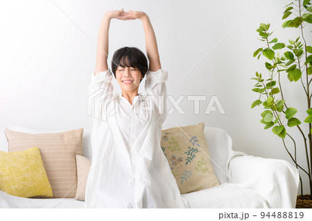 部屋でゆったりストレッチする女性 部屋でゆったりストレッチする女性 94488819