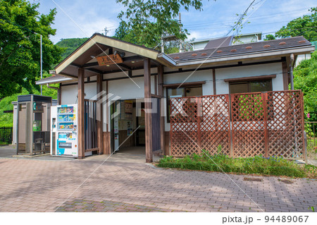 上越線　上牧駅　駅舎　新緑の季節　 94489067