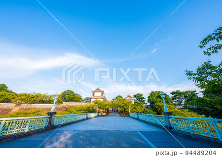 爽やかな青空と朝日に照らされた金沢城公園の石川門｜石川県金沢市 94489204