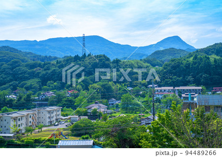 上越線　上牧駅ホームからの景色　大峰山　吾妻耶山方面　新緑の季節　 94489266