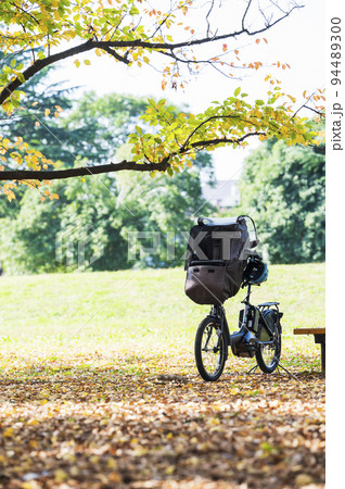 電動アシスト自転車　秋の公園 94489300