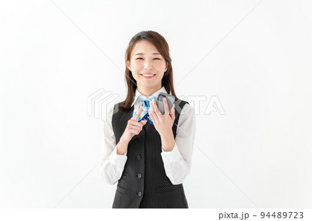 ビジネス　スマートフォン　女性　制服 94489723