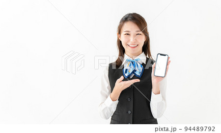 ビジネス　スマートフォン　女性　制服 94489792