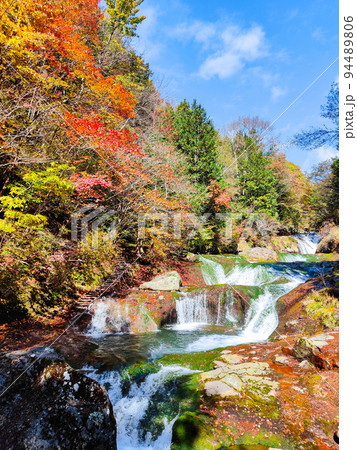 横谷渓谷（秋）：おしどり隠しの滝 94489806
