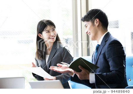 ビジネス　男女　2人　打ち合わせ　説明　営業 94489840