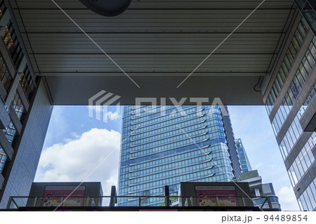 JR大阪駅中央北口からグランフロントが見える 94489854