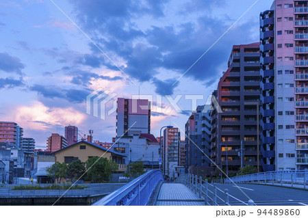 木津川に架かる松島橋と美しい夕焼け空　夏【大阪市西区】 94489860