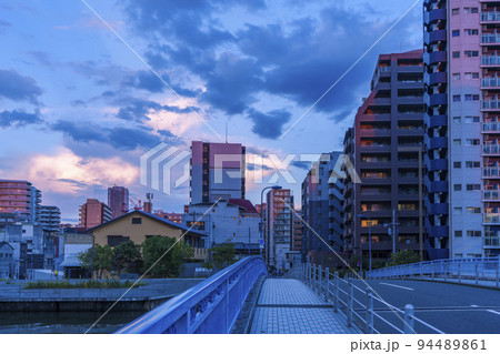 木津川に架かる松島橋と美しい夕焼け空　夏【大阪市西区】 94489861