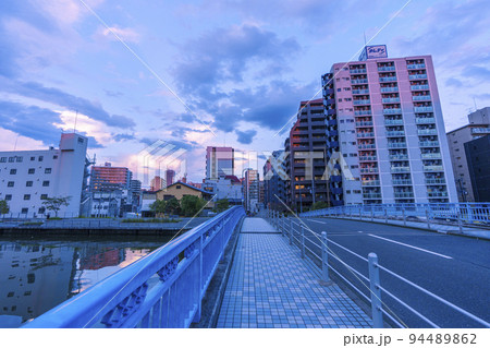 木津川に架かる松島橋と美しい夕焼け空 夏【大阪市西区】 木津川に架かる松島橋と美しい夕焼け空 夏【大阪市西区】 94489862